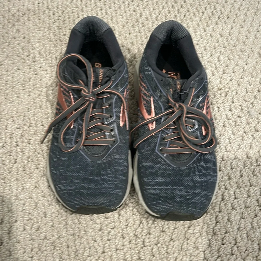 Brooks Women Ghost Tennis Shoes (size 6.5)